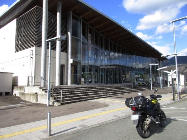 秋田新幹線の田沢湖駅前を出発