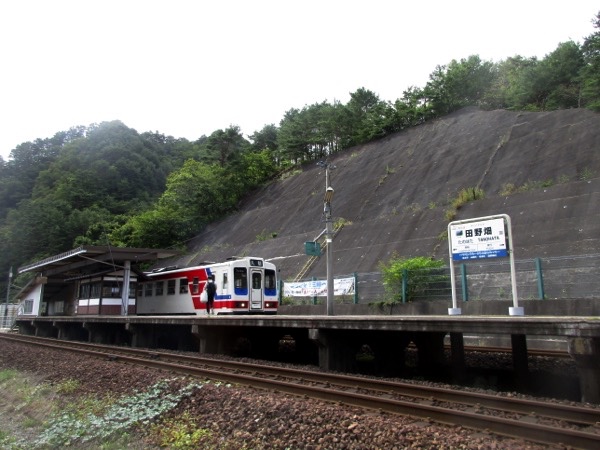 田野畑駅に三陸鉄道の列車が到着