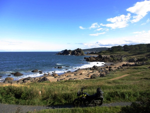 種差海岸の海岸線を見下ろす