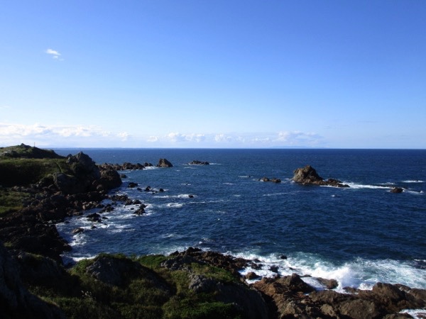 芦毛崎の展望台から北側の海岸線を見る