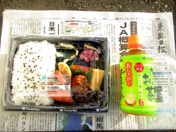 「サークルK」の「幕ノ内弁当」を食べる