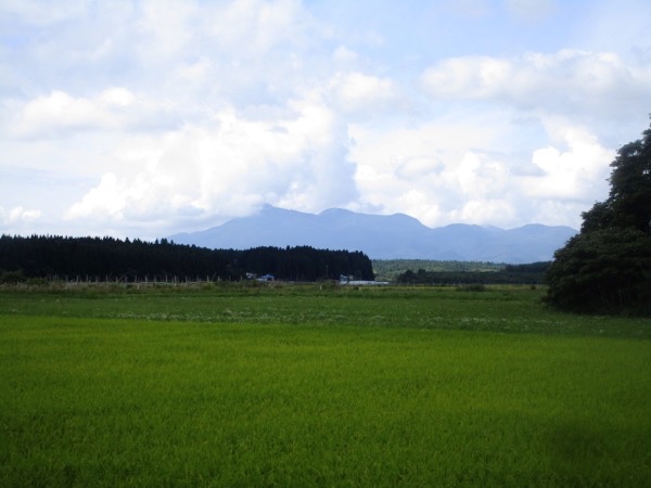 尻屋崎から県道6号でむつへ。恐山が見えてくる