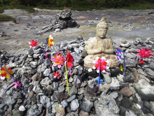 恐山の地獄にまつられている石仏