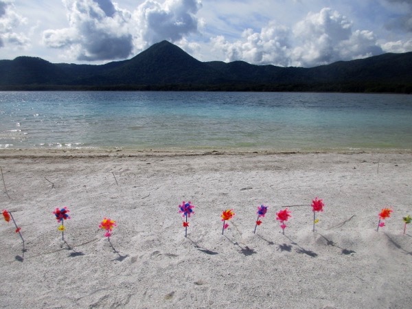 宇曽利山湖の湖畔を歩く