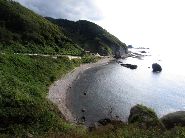 佐井の願掛岩からの眺め。国道338号が海岸線を走っている