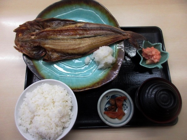 函館駅前食堂「たびじ」で朝食。「ホッケ定食」を食べる