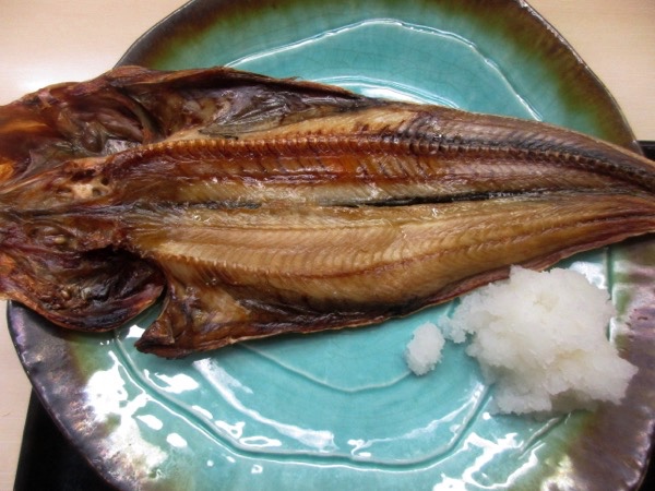 大皿からはみ出すようなホッケ。これぞ北海道!