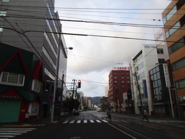 函館駅前の市電の通りを行く