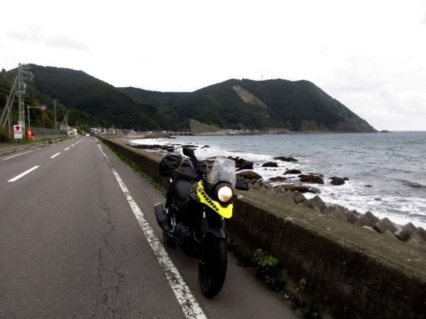 海沿いを走る国道278号。日浦岬が見えている