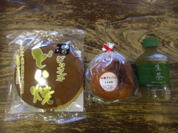 三石温泉での朝食。「あんぱん&どら焼き」