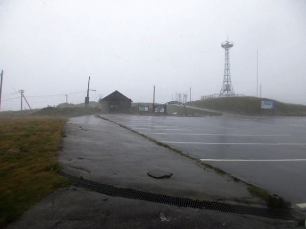 襟裳岬に到着。大雨と大風。風速35メートルの風が吹き荒れている