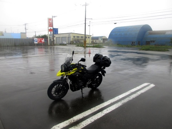 浦河まで戻ってきた。Vストローム250が吹き飛ばされそうになる