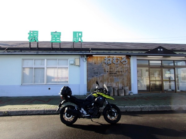 根室駅前を出発