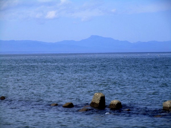 海越しに知床半島の山々が見えている