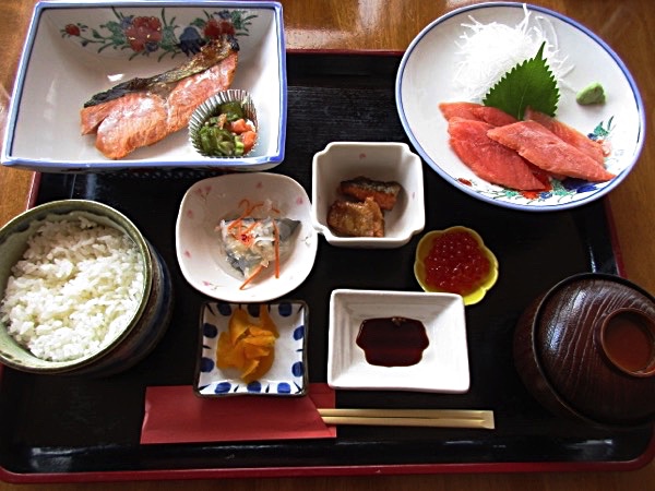 「標津鮭定食」を食べる。サケの塩焼き、刺身(ルイベ)、氷頭なます、イクラと、北海道の「鮭食文化」が凝縮されている
