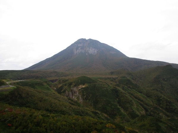 知床峠の峠道から見る羅臼岳