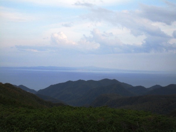 知床峠から見る国後島