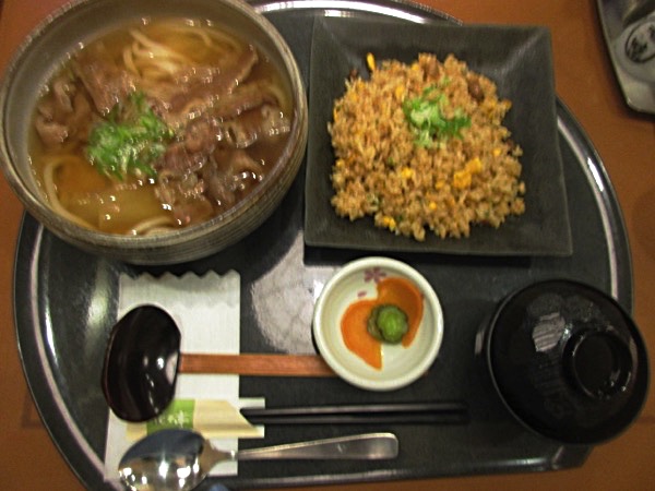 「ルートイン」の夕食。「肉うどん＆炒飯」