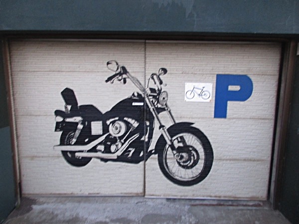 民宿「宗谷岬」のガレージにはバイクのイラスト