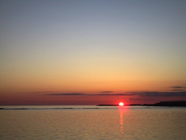 オホーツク海に昇る朝日