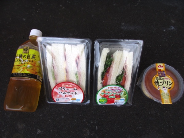 「セイコーマート」のサンドイッチを食べる
