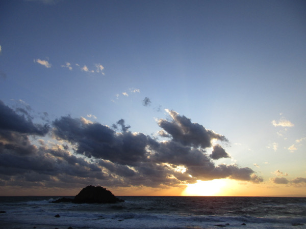 日本海に夕日が落ちていく