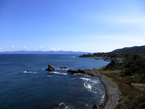 高野崎から東に延びる海岸線を見る。下北半島がよく見える