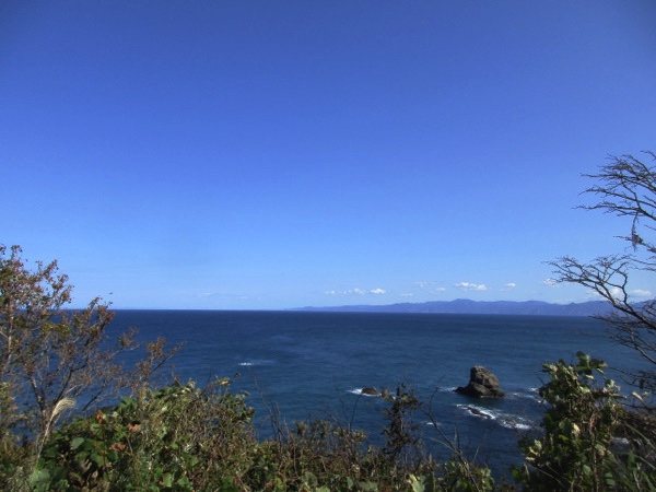 高野崎から見る下北半島。その先端は本州最北端の大間崎