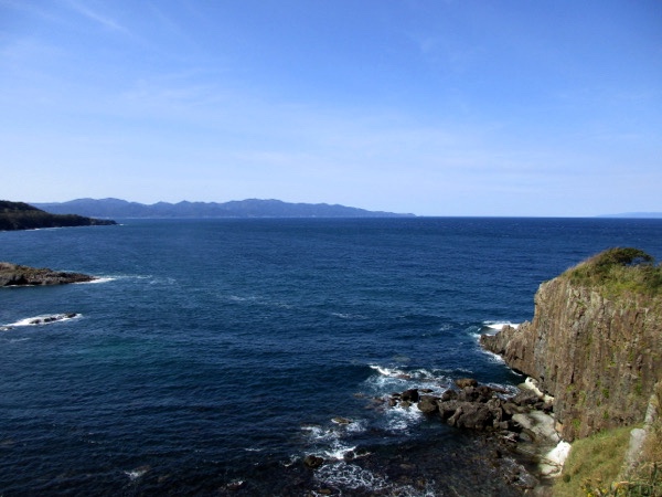 その先端には津軽半島最北端の龍飛崎が見える