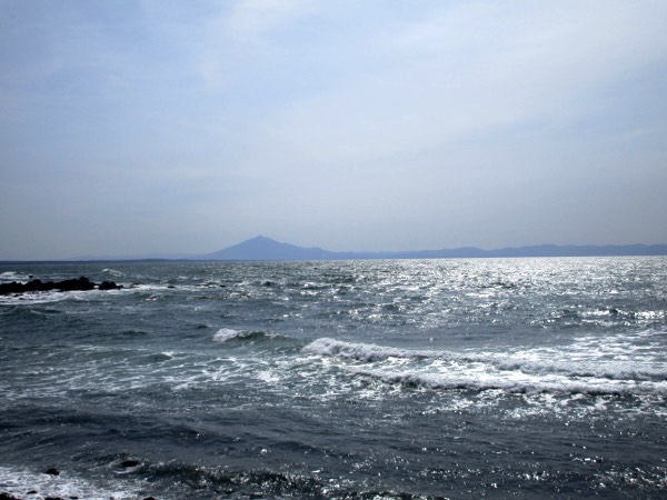 岩木川の河口から見る岩木山。まるで日本海に浮かんでいるかのように見える