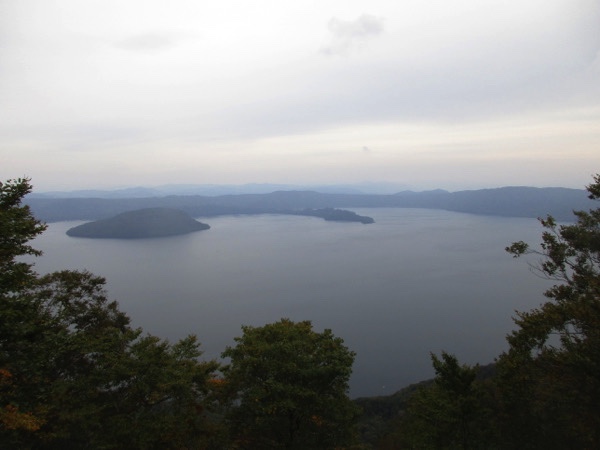国道102号の御鼻部山の展望台から十和田湖を見下ろす