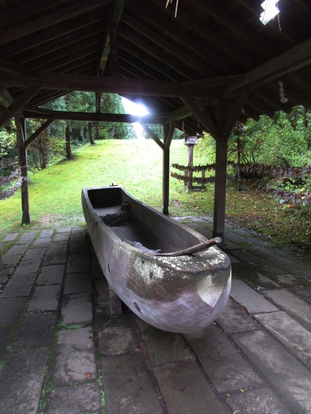 真山神社に奉納されている丸木舟