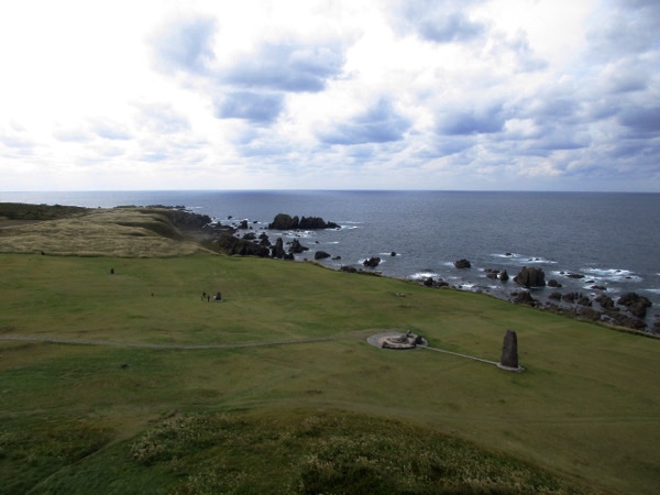 入道崎の灯台から見下ろす北緯40度線のモニュメント
