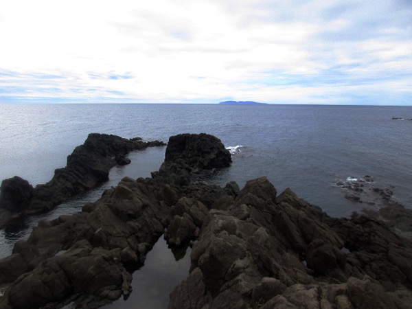 弁天島突端の岩場。その先には粟島が見える