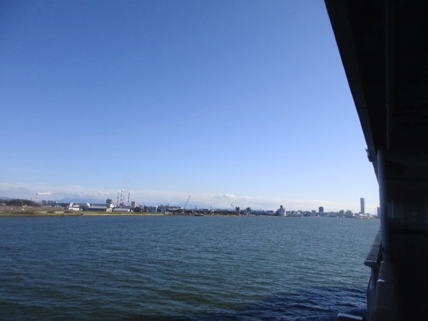 まもなく信濃川河口の新潟港に到着