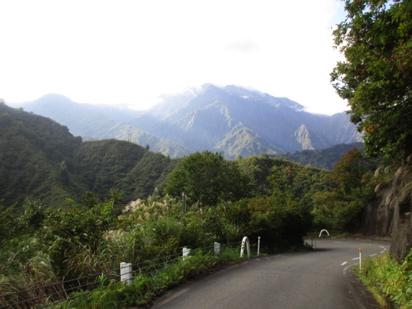 枝折峠の峠道から見る「越後三山」の駒ヶ岳
