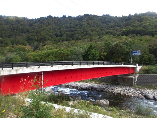 新潟・福島県境の金泉橋に到着。只見川の源流にかかる橋だ