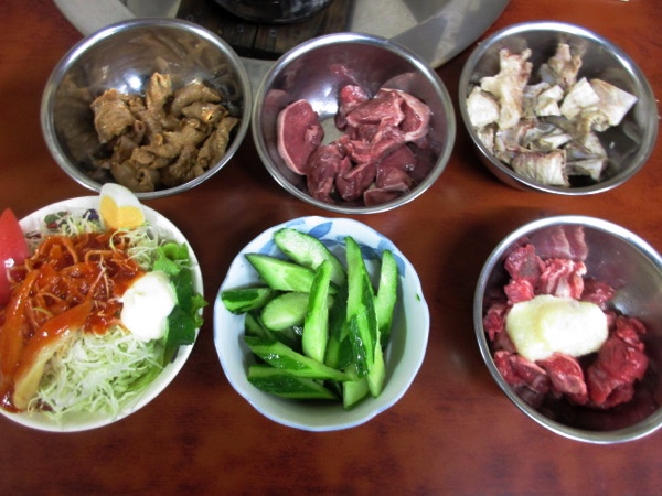 さらに食べる。左上からホルモン、タン、軟骨、サラダ、キューリ、バクダン。人気の「バクダン」は緬羊のニンニク和え