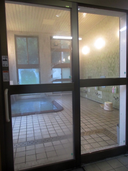 湯沢温泉の共同浴場「山の湯」に入る