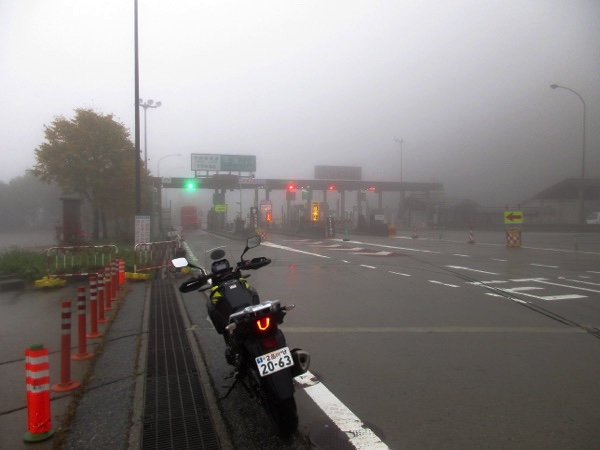 岐阜・長野県境の安房峠は濃霧