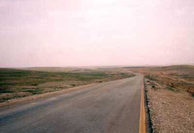 ネゲブ砂漠を貫く舗装路