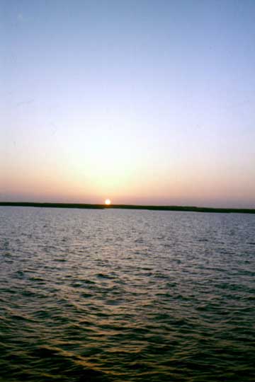ナセル湖に落ちる夕日