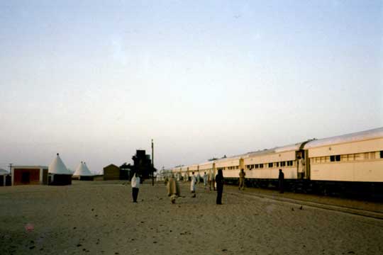 ヌビア砂漠内の駅で停まる列車
