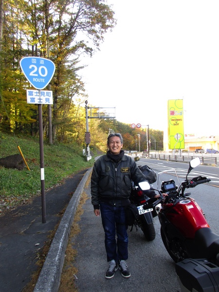 富士見峠で出会ったVストローム250に乗る井手健太郎さん