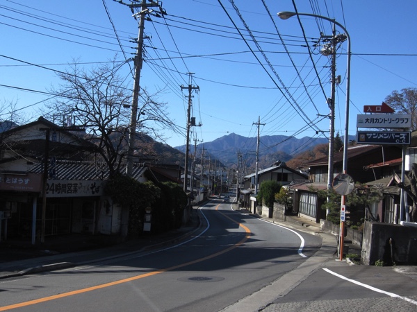 ここが鳥沢宿の旧甲州街道と国道20号の合流地点