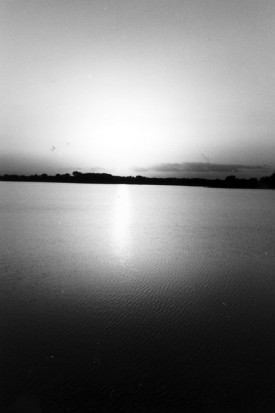 夕日が湖の向こうに落ちていく