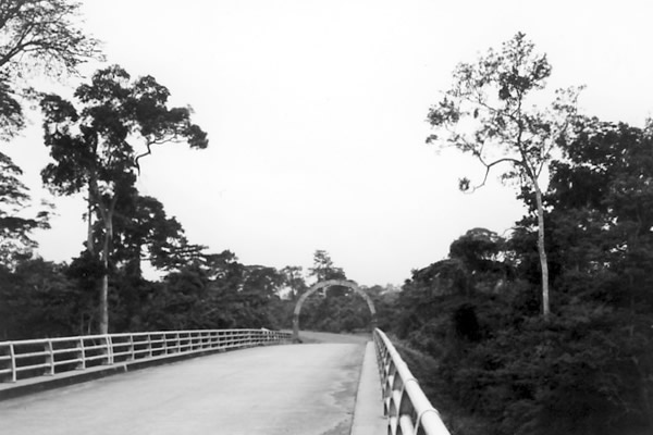 コートジボアールとリベリアの国境の橋