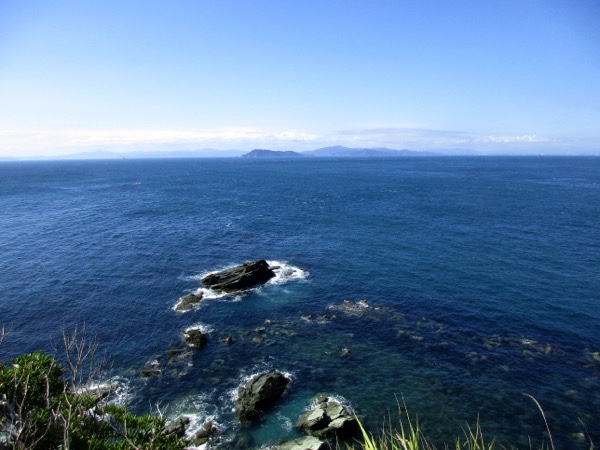 佐田岬突端からの眺め。手前に高島を見る。その向こうには佐賀関半島