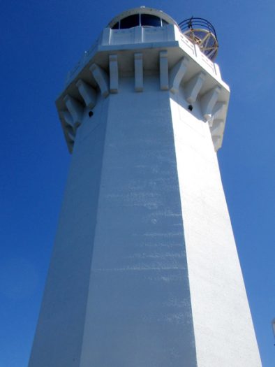 佐田岬灯台を見上げる