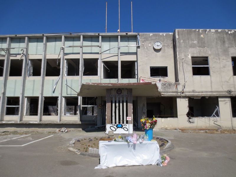 大槌町の旧町役場はまだ残っていた。「東日本大震災」のメモリアルとして、役場の一部を残そうと決めた（しかしその後、取り壊されて今は更地になっている）